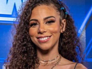 Samantha Irvin "breaks the internet" with birthday suit selfie after a